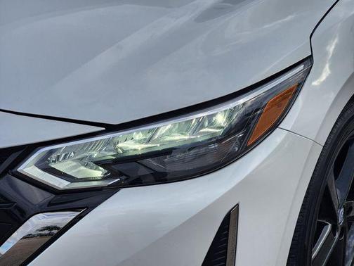 Aspen White Tricoat/Super Black 2024 Nissan Sentra SR