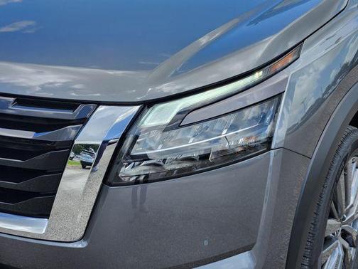 2025 Nissan Pathfinder SL FWD