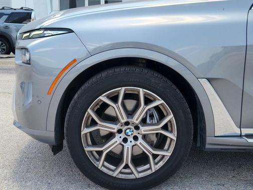 Gray Metallic 2026 BMW X7 xDrive40i