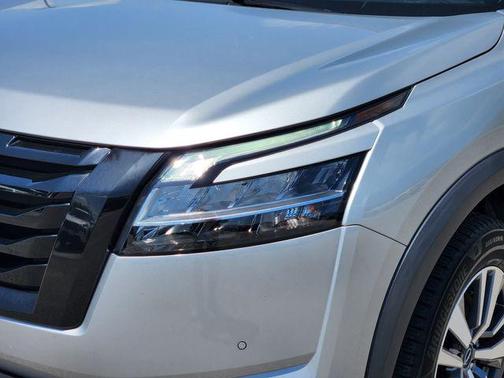 2023 Nissan Pathfinder SL FWD