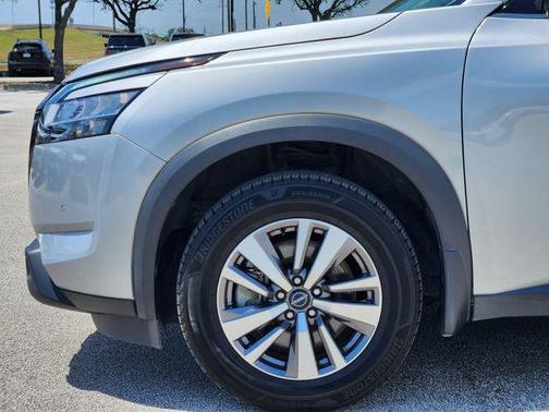 2023 Nissan Pathfinder SL FWD