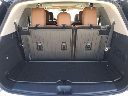 2025 Nissan Pathfinder Platinum FWD
