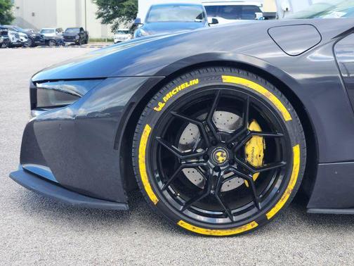 Sophisto Gray Metallic w/Frozen Gray Accent 2019 BMW i8 Base