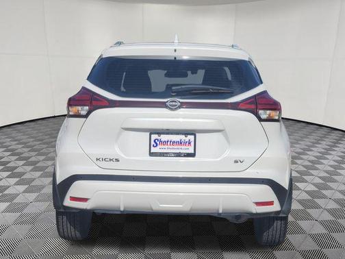 Aspen White Tricoat 2023 Nissan Kicks SV