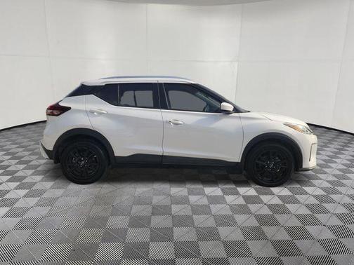 Aspen White Tricoat 2023 Nissan Kicks SV