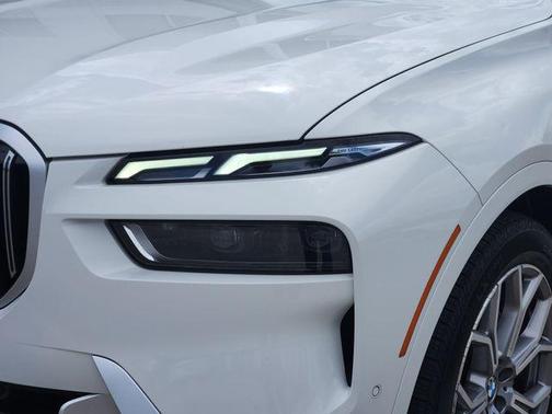Alpine White 2025 BMW X7 xDrive40i