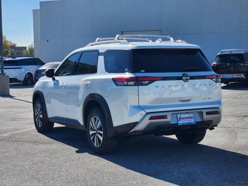 2025 Nissan Pathfinder SL 4WD