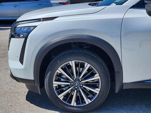 Everest White Pearl Tricoat 2026 Nissan Pathfinder Platinum