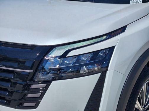 Everest White Pearl Tricoat 2026 Nissan Pathfinder Platinum