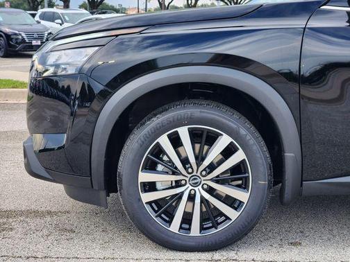 2025 Nissan Pathfinder Platinum FWD