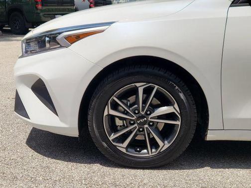 Snow White Pearl 2024 Kia Forte LXS
