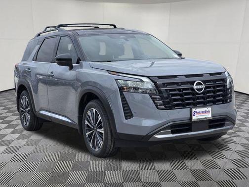 Boulder Gray Pearl/Super Black 2026 Nissan Pathfinder Platinum