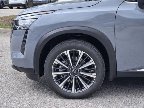 Boulder Gray Pearl/Super Black 2026 Nissan Pathfinder Platinum