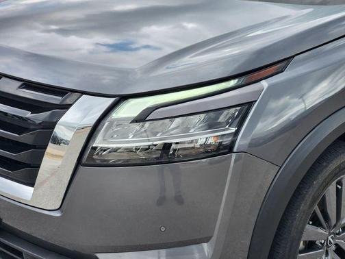 2022 Nissan Pathfinder SL 2WD