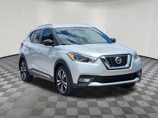 Brilliant Silver 2018 Nissan Kicks SR