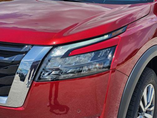 2025 Nissan Pathfinder SL FWD