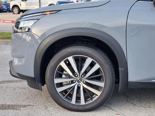 2025 Nissan Pathfinder Platinum FWD