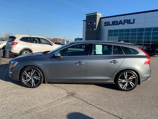 2017 Volvo V60 T6 R-Design Platinum