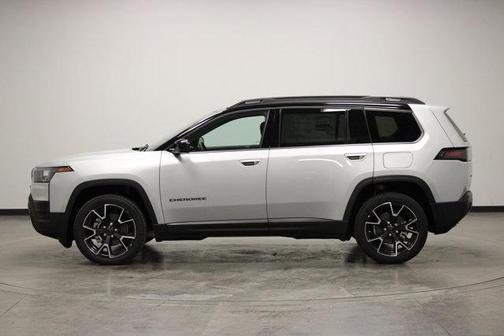 Silver Zynith Clearcoat 2026 Jeep Cherokee Overland
