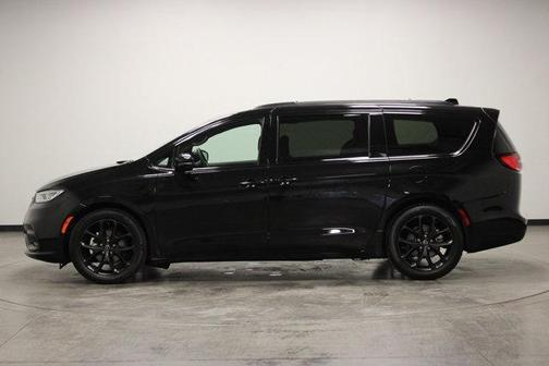 Diamond Black 2026 Chrysler Pacifica Limited