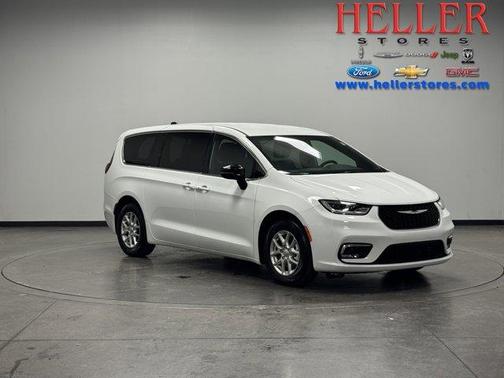 2025 Chrysler Pacifica Select