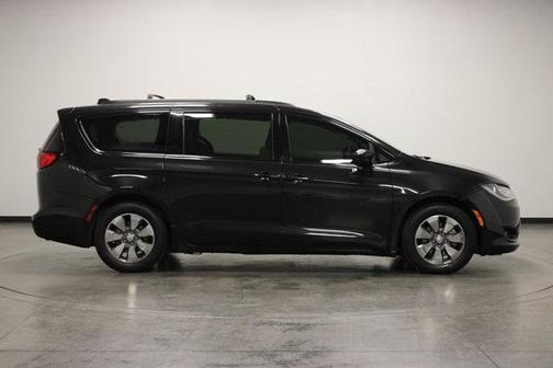 Brilliant Black Crystal Pearlcoat 2018 Chrysler Pacifica Hybrid Touring L