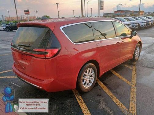 2025 Chrysler Pacifica Select