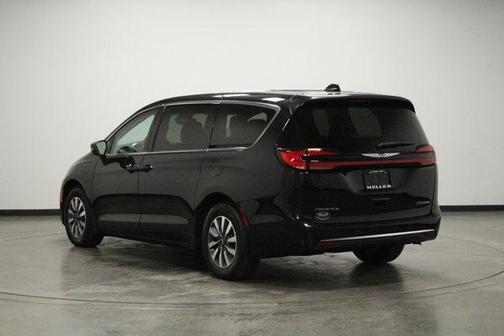 Brilliant Black Crystal Pearlcoat 2023 Chrysler Pacifica Hybrid Touring L