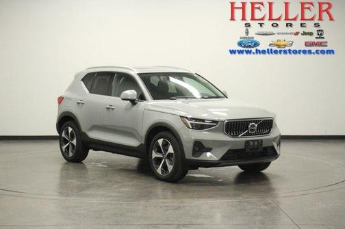 2025 Volvo XC40 B5 Plus Bright Theme
