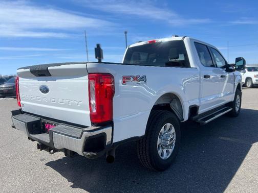 Oxford White 2023 Ford F-250 XLT