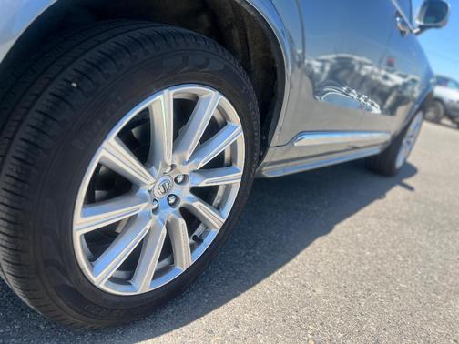 Gray Metallic 2017 Volvo XC90 T6 Inscription