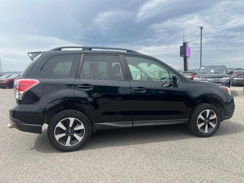 Crystal Black Silica 2017 Subaru Forester 2.5i Premium