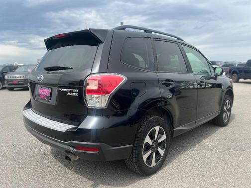 Crystal Black Silica 2017 Subaru Forester 2.5i Premium