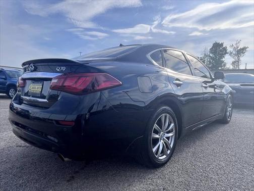 2017 INFINITI Q70 3.7
