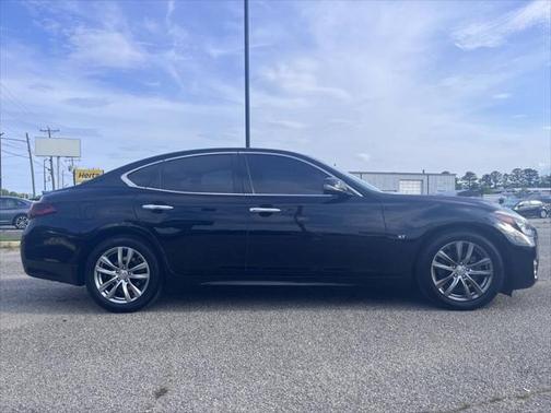 2017 INFINITI Q70 3.7