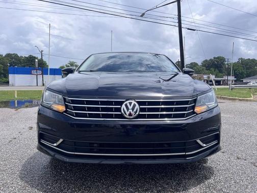 Deep Black Pearl Metallic 2018 Volkswagen Passat 2.0T SE