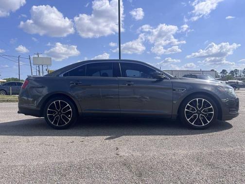 Magnetic Metallic 2018 Ford Taurus SHO