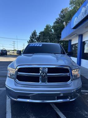 Bright Silver Metallic Clearcoat 2019 RAM 1500 SLT