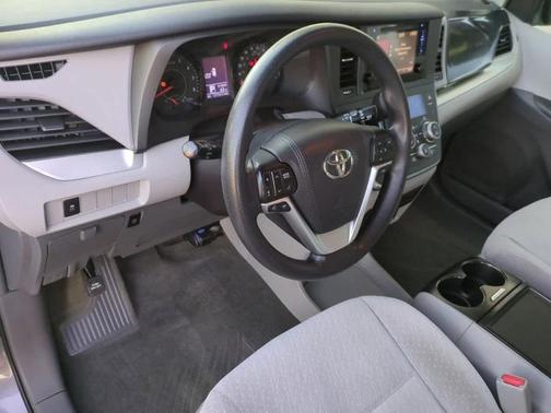 2017 Toyota Sienna LE