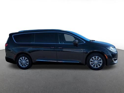 Brilliant Black Crystal Pearlcoat 2019 Chrysler Pacifica Touring-L