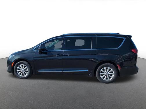 Brilliant Black Crystal Pearlcoat 2019 Chrysler Pacifica Touring-L