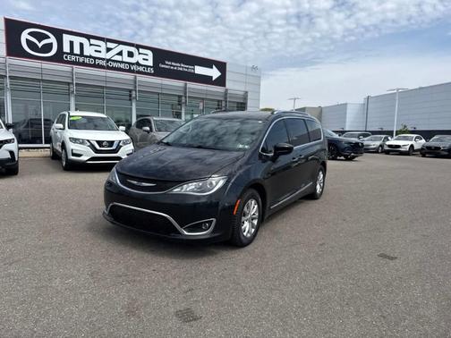Brilliant Black Crystal Pearlcoat 2019 Chrysler Pacifica Touring-L
