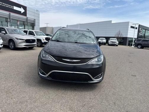 Brilliant Black Crystal Pearlcoat 2019 Chrysler Pacifica Touring-L