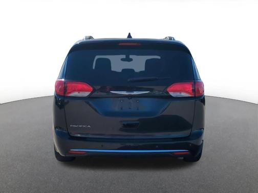 Brilliant Black Crystal Pearlcoat 2019 Chrysler Pacifica Touring-L