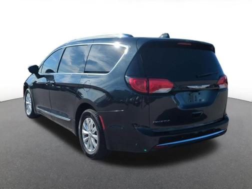 Brilliant Black Crystal Pearlcoat 2019 Chrysler Pacifica Touring-L