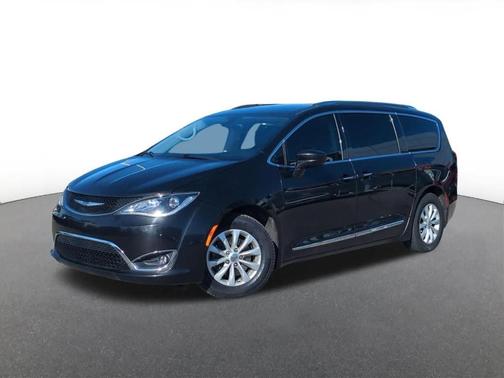 Brilliant Black Crystal Pearlcoat 2019 Chrysler Pacifica Touring-L