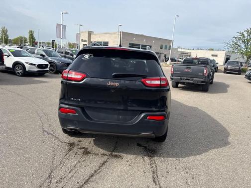 Brilliant Black Crystal Pearlcoat 2016 Jeep Cherokee Latitude