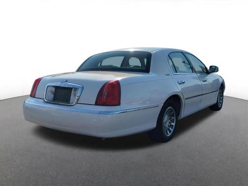 White 2000 Lincoln Town Car Signature