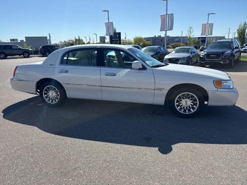 White 2000 Lincoln Town Car Signature