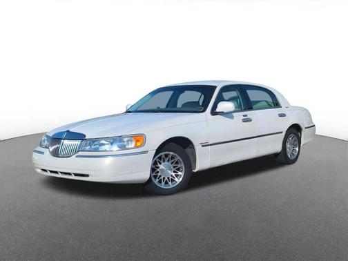 White 2000 Lincoln Town Car Signature